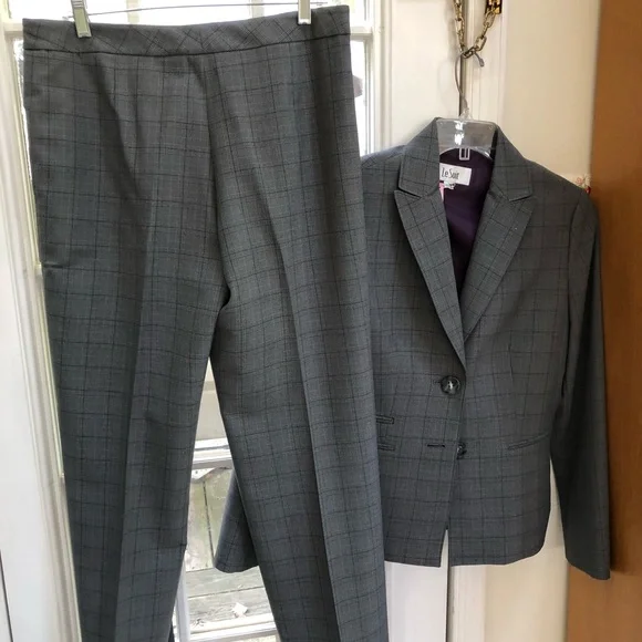 Womens 2 peice pantsuit, Size 8 - Picture 4 of 6